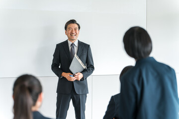 セミナー・会議・ミーティング・プレゼンするビジネスマン・先生・講師・教師
