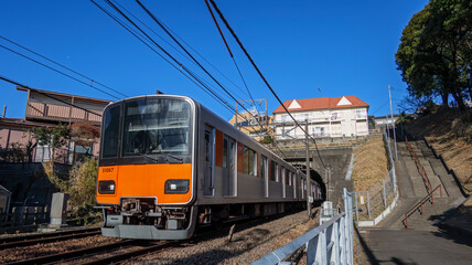 トンネルを抜ける電車