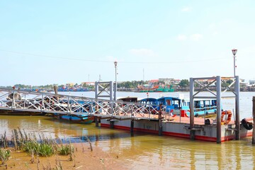 メコン川の桟橋 ボート乗り場