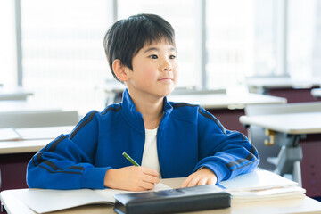 教室で授業を受ける小学生【撮影協力：学校法人電波学園　東京電子専門学校】