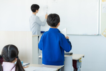 教室で授業を受ける小学生　撮影協力：学校法人電波学園　東京電子専門学校