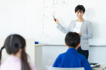 教室で授業をする教師　撮影協力：学校法人電波学園　東京電子専門学校