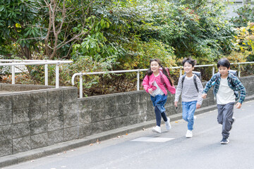 登下校する小学生