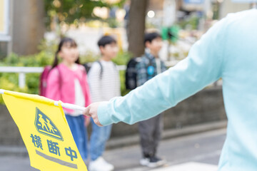 登下校する小学生
