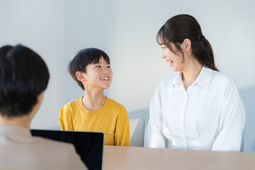 面談する親子と先生
撮影協力：学校法人電波学園　東京電子専門学校