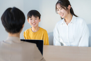 面談する親子と先生
撮影協力：学校法人電波学園　東京電子専門学校