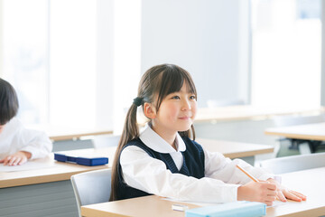 テストを受ける児童　撮影協力：学校法人電波学園　東京電子専門学校