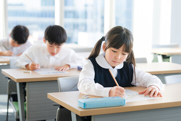 テストを受ける児童　撮影協力：学校法人電波学園　東京電子専門学校
