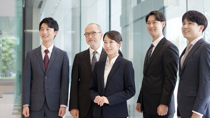 笑顔で立つビジネスパーソン