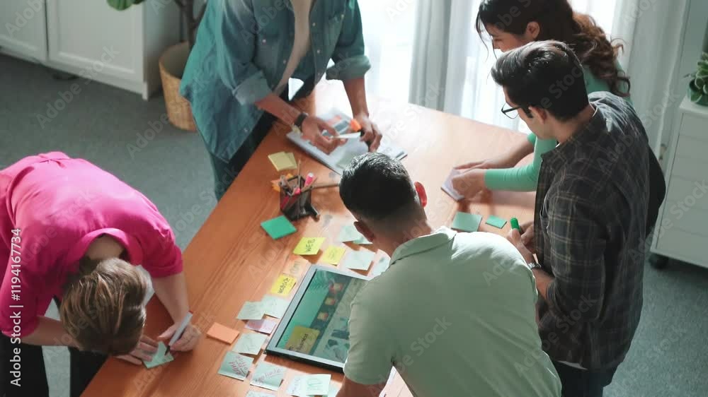 Fototapete time lapse of manager writing idea on sticky note and explain idea about web design. professional ma