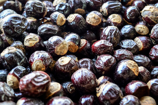Sapindus rarak (Sapindus mukorossi, rerek, lamuran, Lerak). This fruit is made into a washing agent, a cleaner for various kitchen utensils, and soap