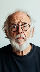 Obraz premium Portrait of an surprised face old man with a white beard and glasses. 