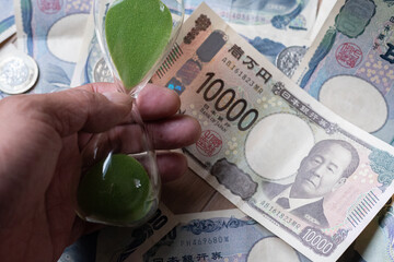日本の紙幣と砂時計