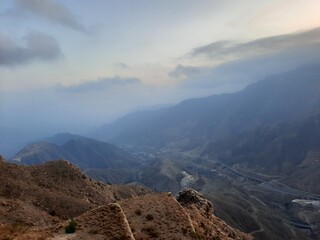Obraz premium Stunning sunset panorama of the hills surrounding Abha city as seen from High City, Abha.