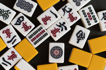 Fototapeta na wymiar 黒背景に並ぶマージャン牌