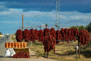 Vente de piments rouges au bord d'une route