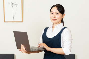 売り上げ管理をするアジア人女性店員01