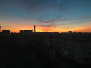 Naklejka premium sunset over the city. yellow, pink, red sky