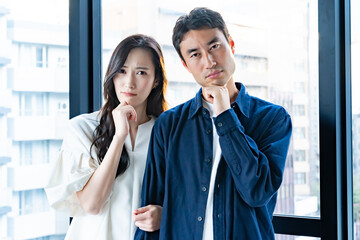 真剣に悩む日本人カップル・夫婦