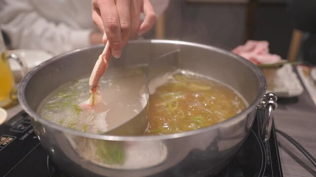 冬に北海道で蟹しゃぶ食べる家族