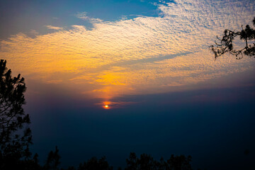 山頂からの朝日(タイ)