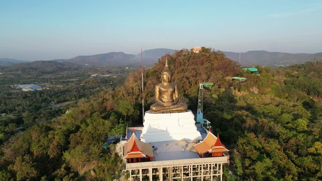 스카이워크가 있는 사찰과 불상의 조화. 왓 카오 타백 wat khao tabaek 
