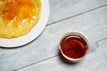 テーブルの上の紅茶とパンケーキ