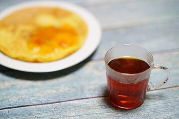 テーブルの上の紅茶とパンケーキ