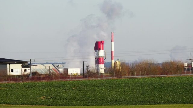 Usine de d&eacute;shydratation, cr&eacute;ant de la fum&eacute;e blanche en quantit&eacute;; r&eacute;action d&ucirc; au froid de l'hiver, par beau temps
