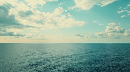 Obraz premium Calm ocean scene with blue water and partly cloudy sky.