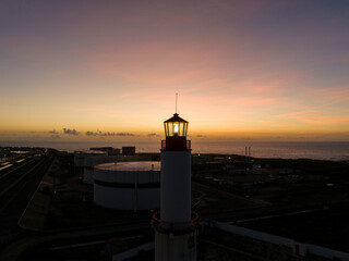 Faro del Cabo de Sines en el Distrito de Setúbal , Portugal 