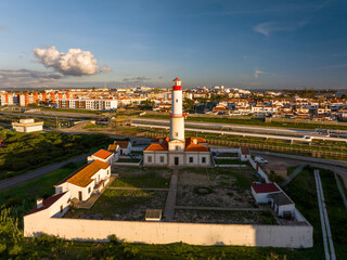 Faro del Cabo de Sines en el Distrito de Setúbal , Portugal 