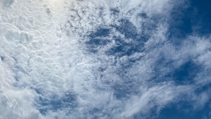 Obraz premium Blue sky and white clouds background