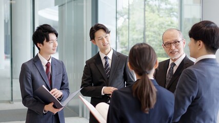 ロビーで話をするビジネスパーソン