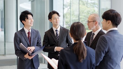 ロビーで話をするビジネスパーソン
