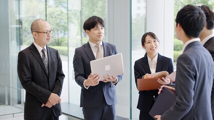 ロビーで話をするビジネスパーソン