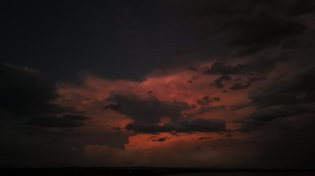 Tempestade de rel&acirc;mpagos no horizonte