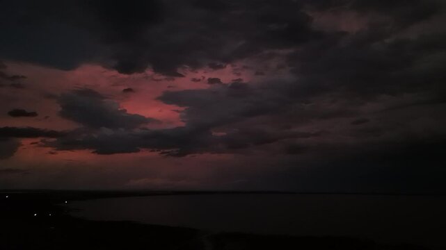 Tempestade de rel&acirc;mpagos no horizonte