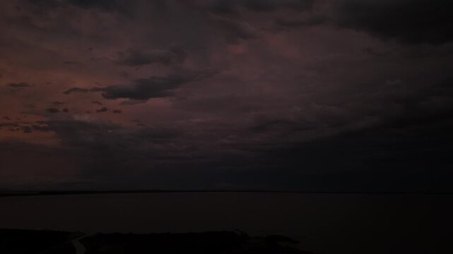 Tempestade de rel&acirc;mpagos no horizonte