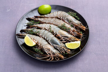 Raw big tiger ( king ) shrimps photography . Top view