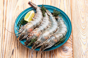 Raw big tiger ( king ) shrimps photography . Top view