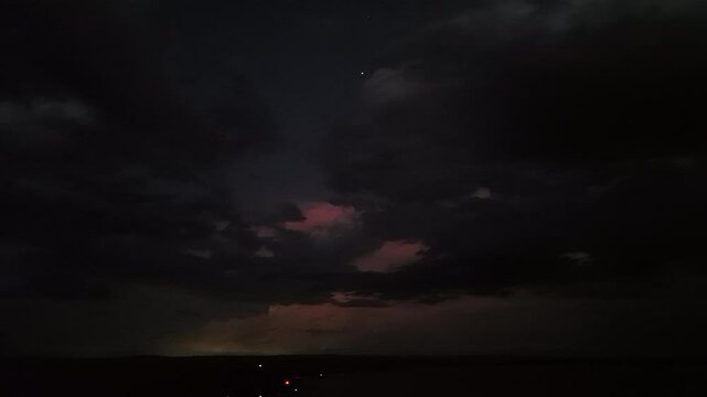 Tempestade de rel&acirc;mpagos no horizonte