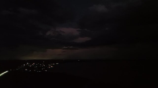 Tempestade de rel&acirc;mpagos no horizonte