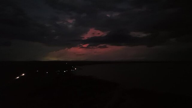 Tempestade de rel&acirc;mpagos no horizonte