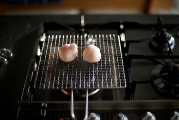 丸いお餅を網で焼いているところ