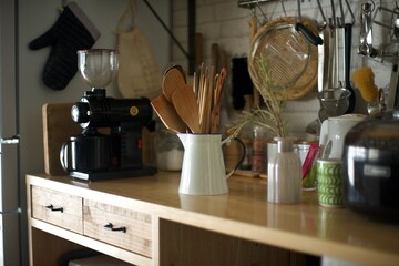 陶器のピッチャーにまとめた木製のキッチンツール