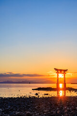 冬の永尾剱神社の鳥居と夕日　干潮時　熊本県宇城市　Einoo Tsurugi Shrine torii gate and sunset in winter. At low tide. Kumamoto Pref, Uki City.