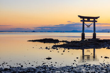 日没後の冬の永尾剱神社の鳥居　干潮時　熊本県宇城市　Torii of Einoo...