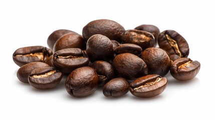 Obraz premium Close-up of roasted coffee beans isolated on white.