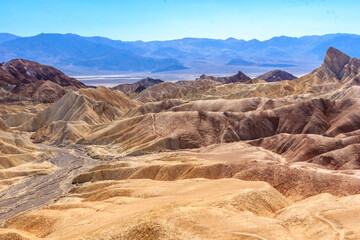 Naklejka premium A desert landscape with mountains in the background
